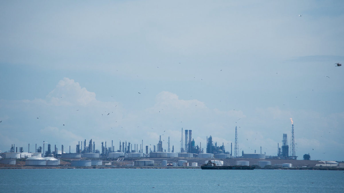 Segunda maior refinaria da Venezuela é paralisada após incêndio em unidade