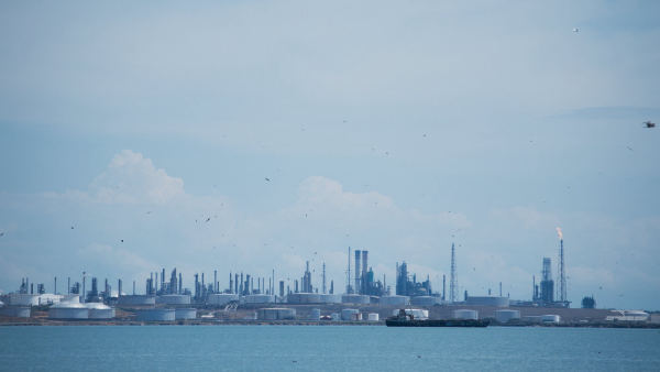 Segunda maior refinaria da Venezuela é paralisada após incêndio em unidade