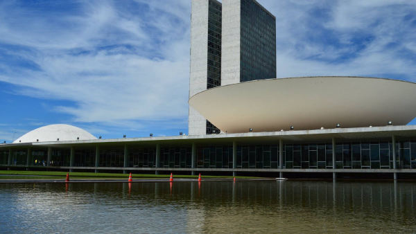 PEC do fim da escala 6x1 começa a tramitar no Plenário do Senado