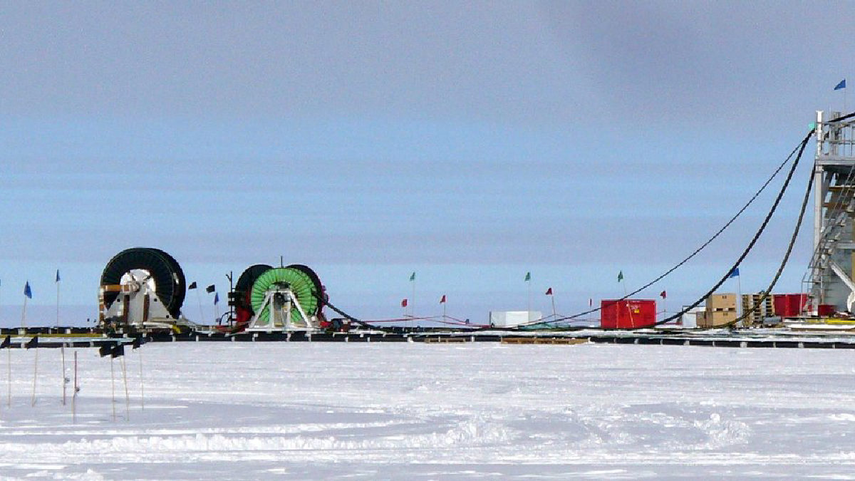Nobel de Física 2026 vai para Francis Halzen, por estudo de neutrinos no gelo