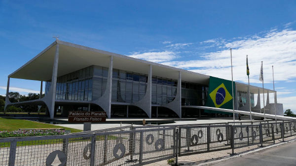 Lula e Flávio Bolsonaro fazem o 1º debate do 2º turno na Band, domingo