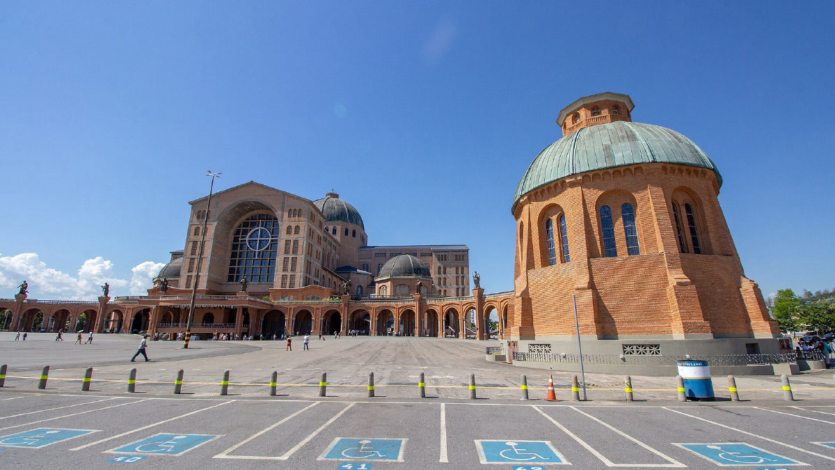 Santuário de Aparecida abre 24 horas e espera 40 mil romeiros na Dutra