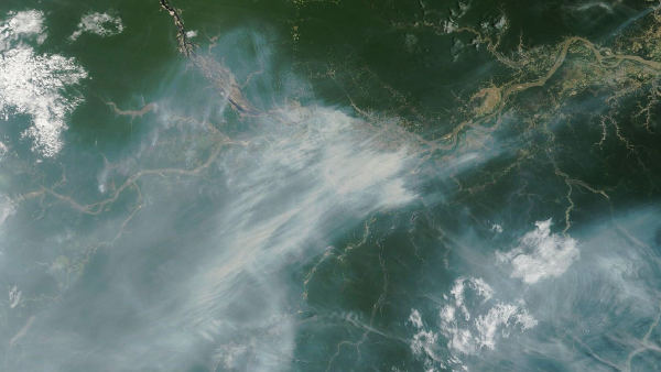 Manaus suspende aulas pelo 6º dia com fumaça e focos de fogo sobem 271%