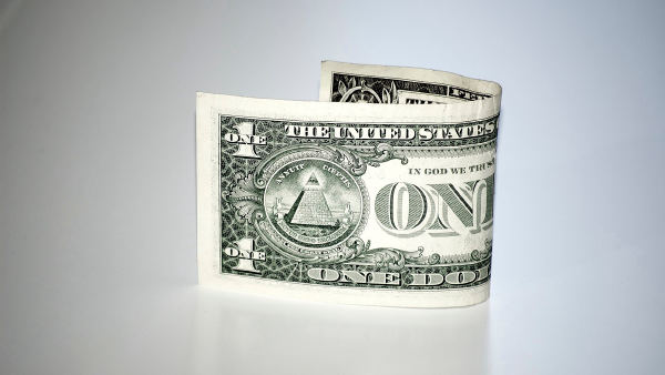 Dólar sobe 0,74%, fecha a R$ 5,023 e Ibovespa cai 1,04% em 13/10