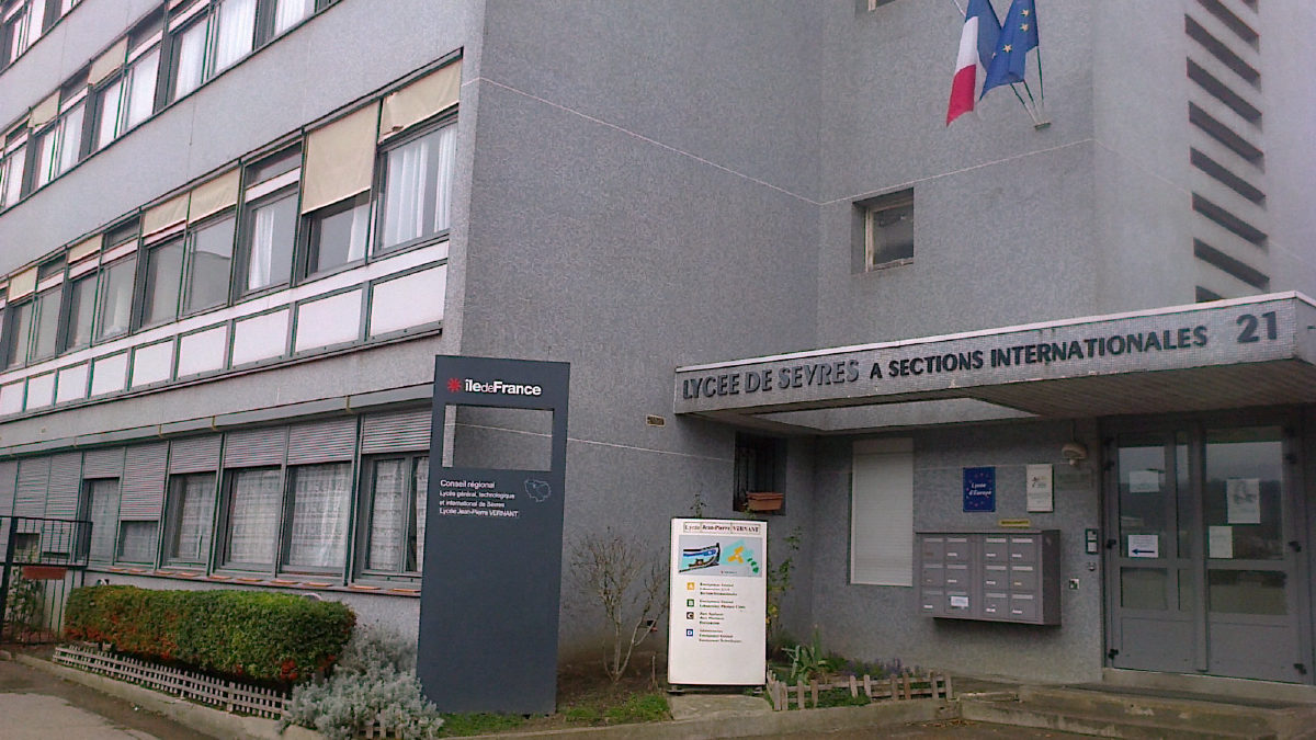 Alunos e professores protestam na França no maior dia de mobilização