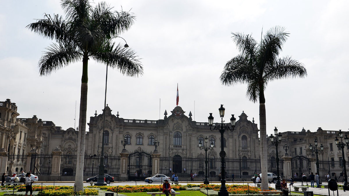 Keiko Fujimori propõe proibir brincos e unhas pintadas em escolas do Peru