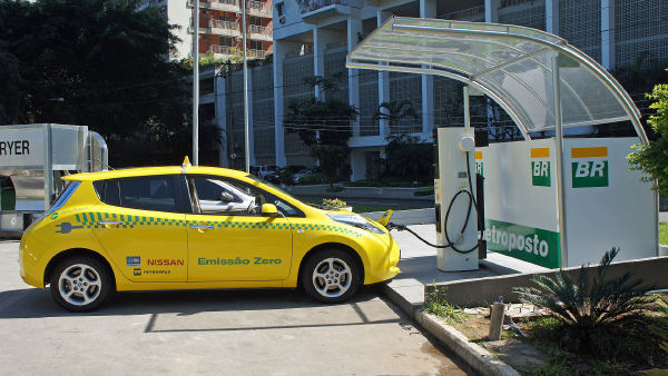 Brasil emplaca 22.227 carros elétricos em setembro, diz a Fenabrave