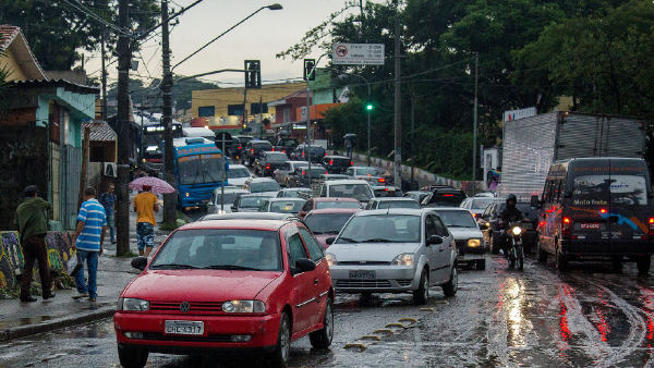 Enxurrada arrasta carros na zona sul de São Paulo após temporal