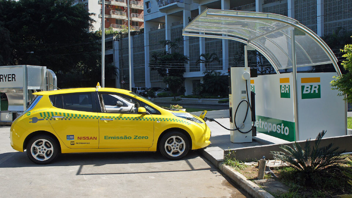 Brasil emplaca 22.227 carros elétricos em setembro, diz a Fenabrave