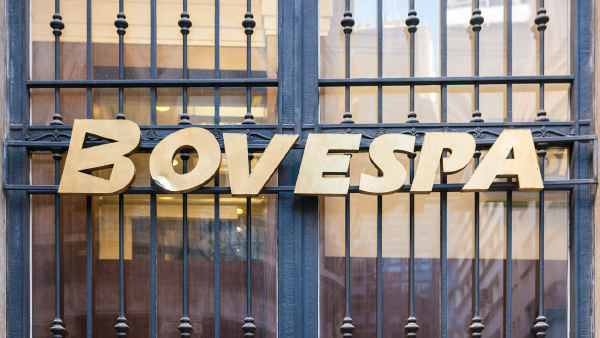 Dólar volta a R$ 5,016 e Ibovespa cai 0,74% após rali pós-eleição