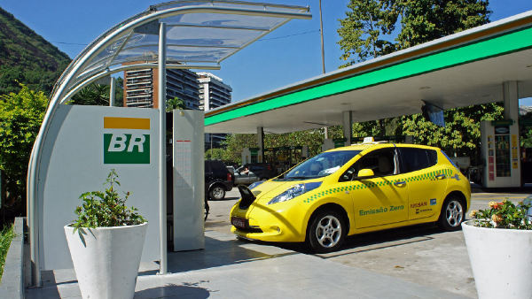 Recarga rápida quase triplica em 12 meses e chega a 38% da rede do Brasil