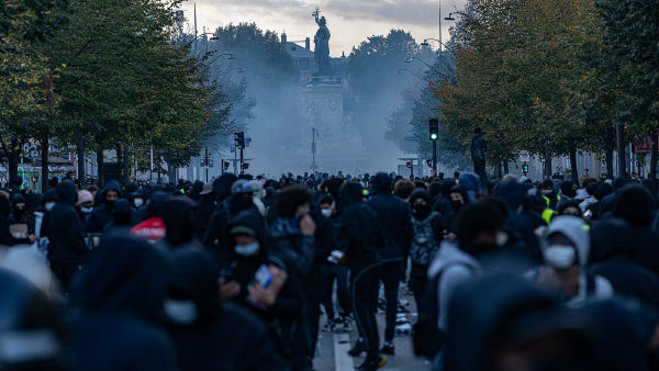 Protestos na França terminam com ao menos 400 presos em todo o país