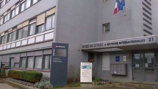 Alunos e professores protestam na França no maior dia de mobilização