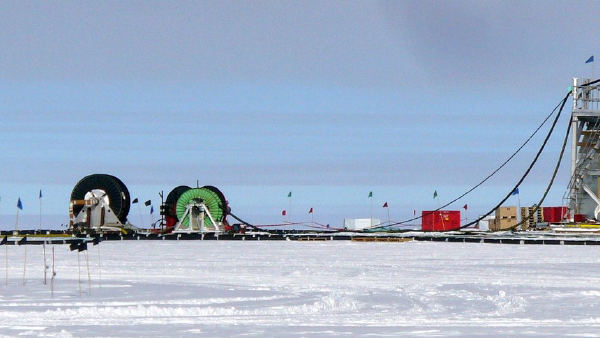 Nobel de Física 2026 vai para Francis Halzen, por estudo de neutrinos no gelo