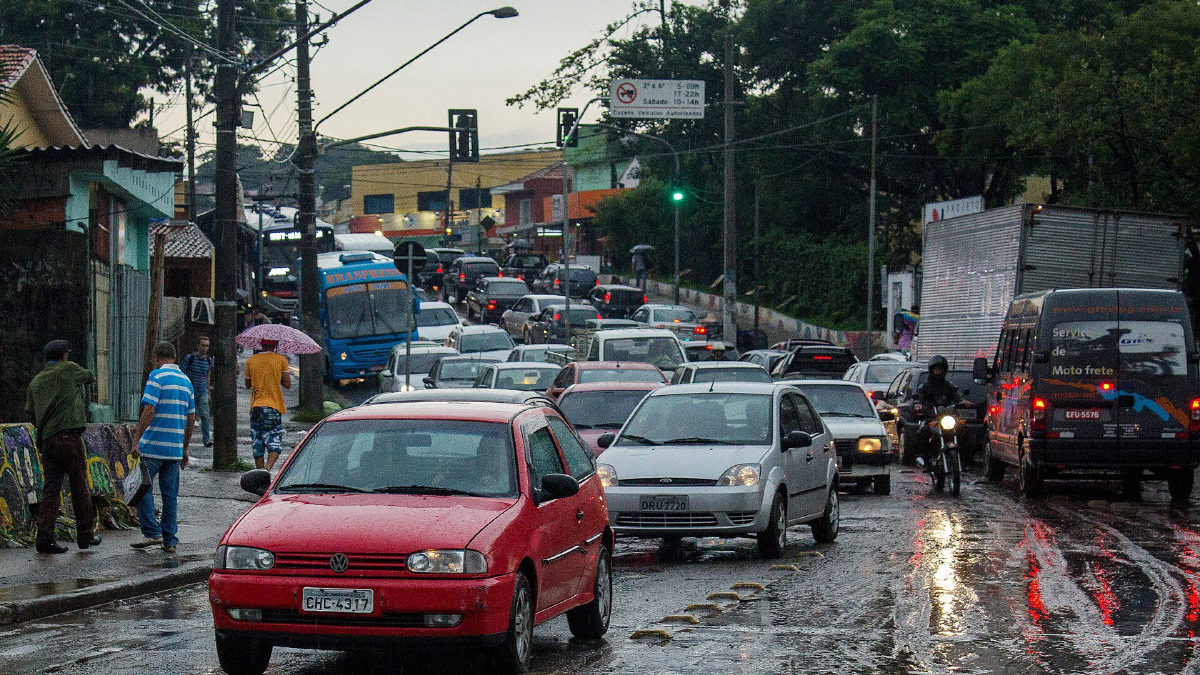 Defesa Civil de SP renova alerta de chuva forte em todo o estado até quinta (15)