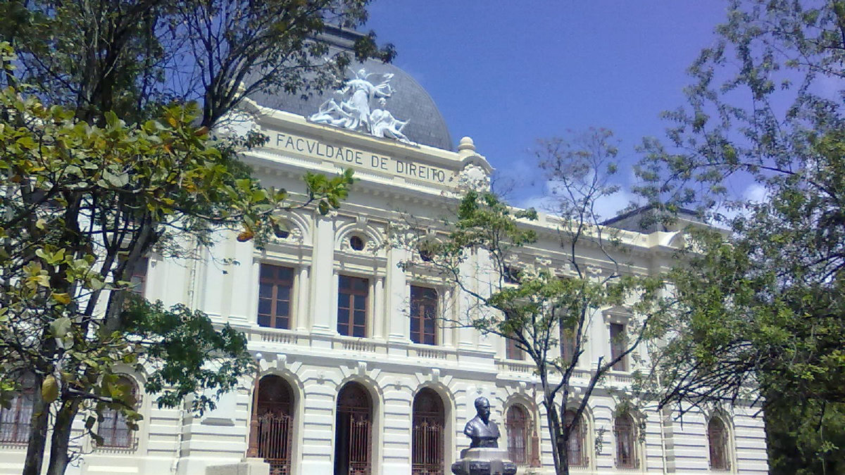 UFPE estima prejuízo de R$ 100 milhões com incêndio e PF abre inquérito