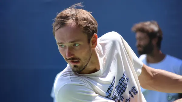 Medvedev acerta bolada em espectador e é desclassificado da semifinal em Pequim