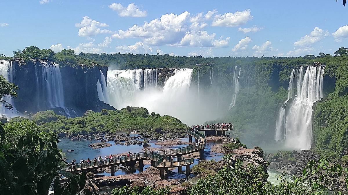 Passarela das Cataratas do Iguaçu é fechada com cheia do rio, no Paraná