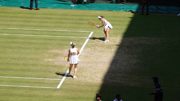 Luisa Stefani e Dabrowski vencem por 2 sets a 0 e vão à final do WTA 1000 de Wuhan
