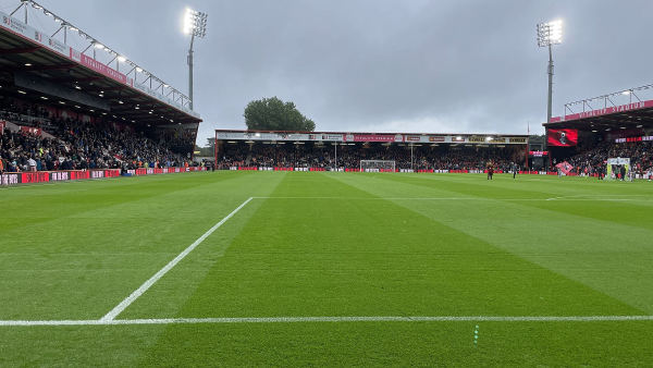 Bournemouth bate o Sturm Graz por 3 a 0 com gols de Evanílson e Rayan