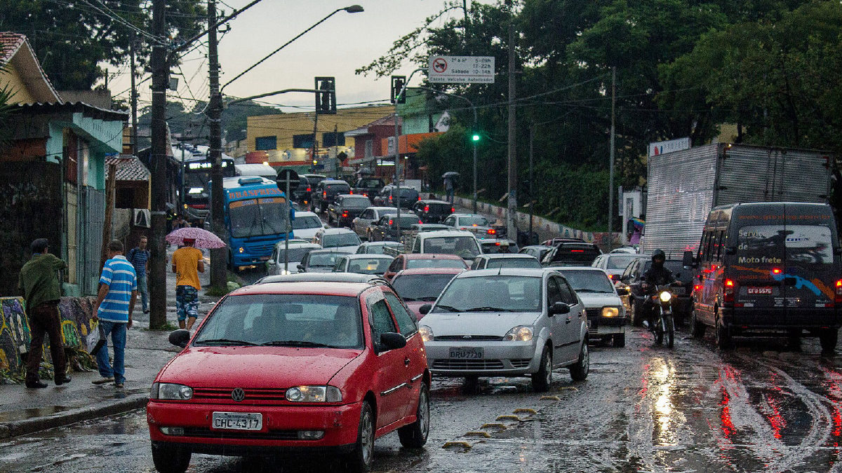 Enxurrada arrasta carros na zona sul de São Paulo após temporal