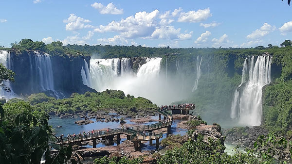 Passarela das Cataratas do Iguaçu é fechada com cheia do rio, no Paraná