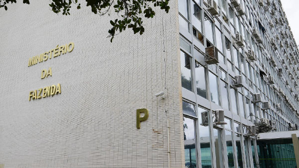 Governo estuda crédito a empresas afetadas pelo fim da escala 6x1