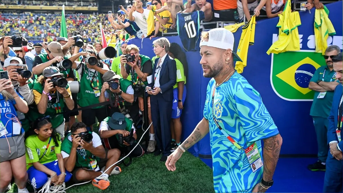Neymar vota em Santos com a camisa do Peixe e é cercado por fãs