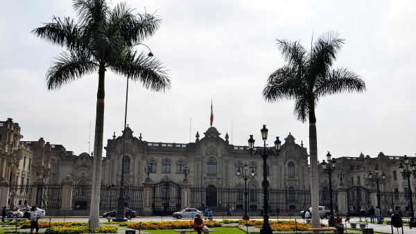 Keiko Fujimori propõe proibir brincos e unhas pintadas em escolas do Peru