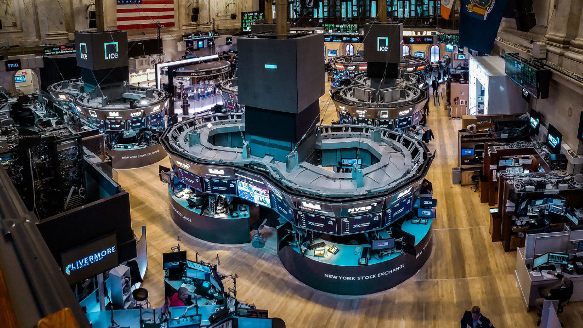 Wall Street fecha em queda após ata do Fed sugerir nova alta de juros