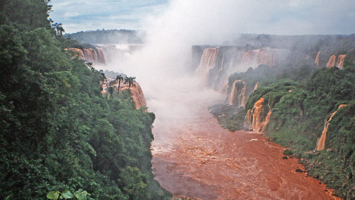 Cataratas do Iguaçu registram vazão dez vezes maior que a média histórica