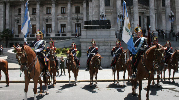Protesto em Buenos Aires contra cortes de Milei termina em confrontos