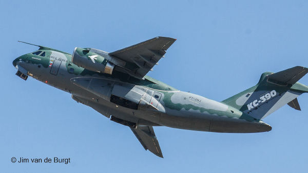 FAB faz 1ª missão contra incêndios no Amazonas com o KC-390 em 12/10