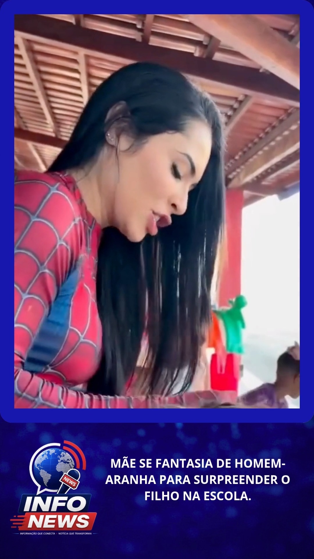 MÃE SE FANTASIA DE HOMEM-ARANHA PARA SURPREENDER O FILHO NA ESCOLA